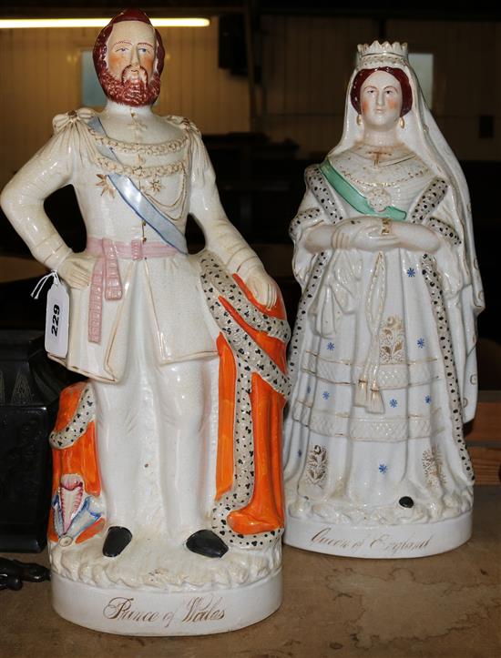Pair Victoria and Prince of Wales figures(-)
